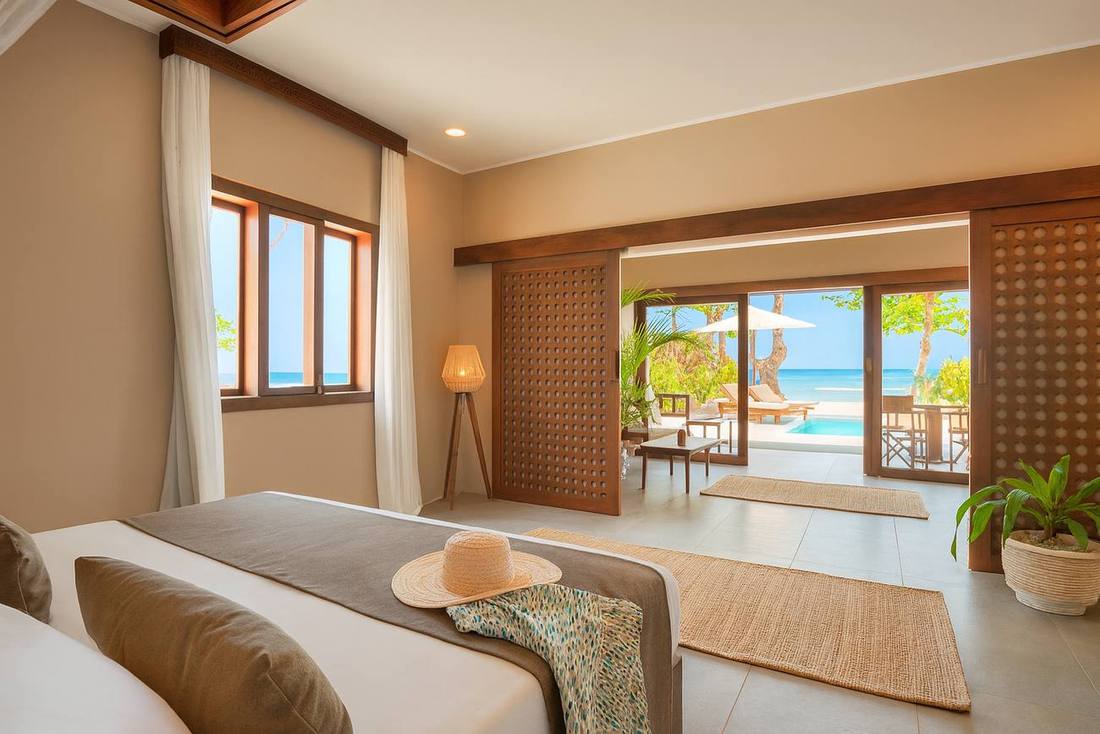 Sea-view suite terrace with private pool